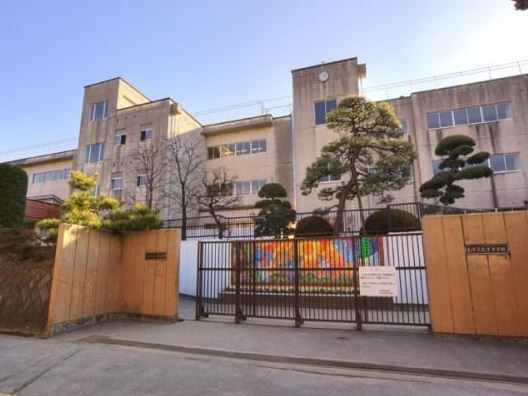 【北柏ライフタウン松葉町第二団地　5号棟の中学校】