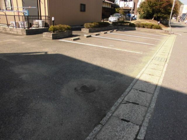 【姫路市勝原区丁のアパートの駐車場】