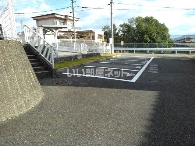 【橋本市原田のアパートの駐車場】