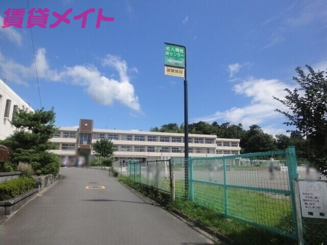 【亀山市関町新所のアパートの中学校】