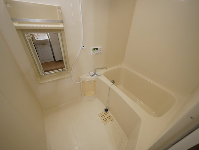 バス・シャワールーム　追焚き給湯、シャワー
