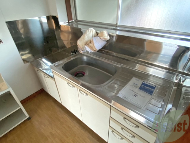 キッチン　キッチンはシックなデザインでした。洗い場も大きい。