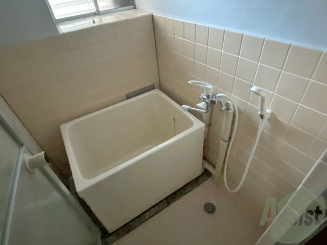 バス・シャワールーム　バスルームは狭すぎず、シャワーも浴びやすそうです。