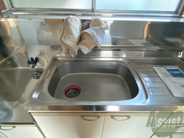 洗面設備　洗面台はありませんが、シンクが広いのでここで身支度できます。