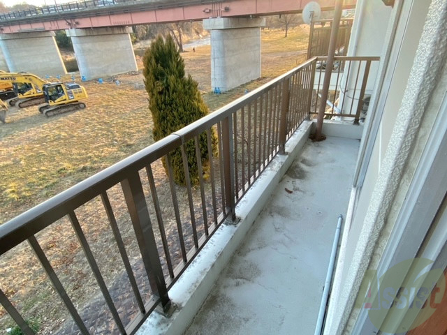 バルコニー　バルコニー。洗濯物がはかどりそうな広さがありますよ。