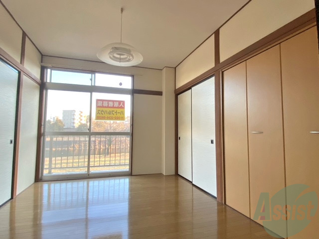 居室・リビング　６帖の洋室です。広々として、きれいですね。