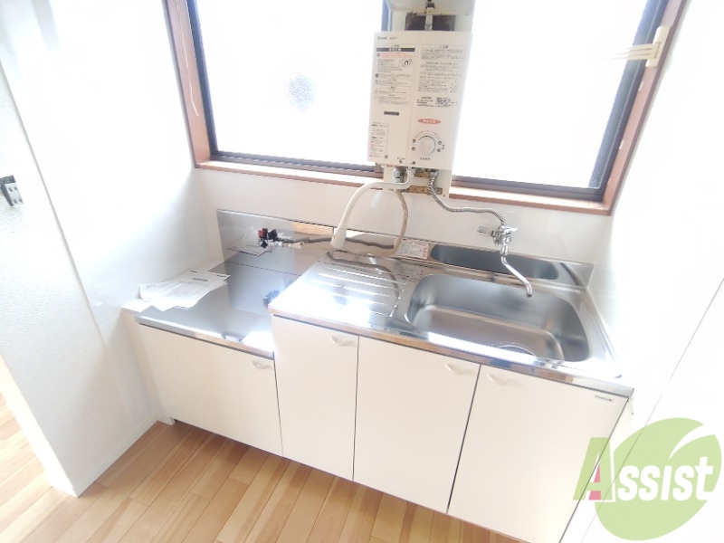 キッチン　キッチンは綺麗で調理スペースもしっかりございます。