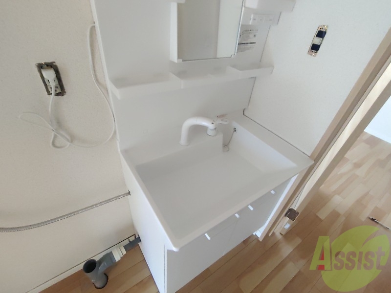 洗面設備　洗面台はシャワーノズルも付いて便利に活用できます