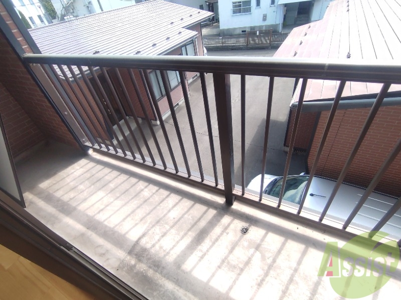 バルコニー　ベランダはよく日が当たり気持ちの良い空間です。