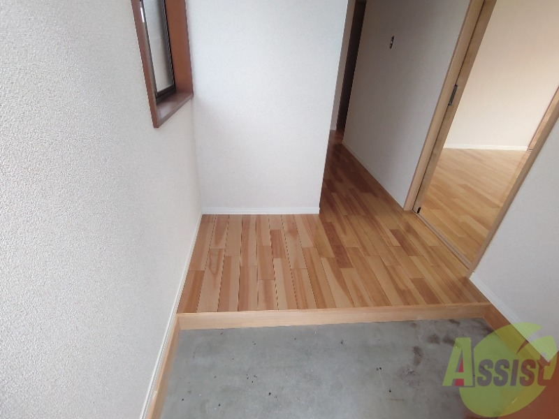 玄関　玄関からの様子です。綺麗なフローリングが広がっています。