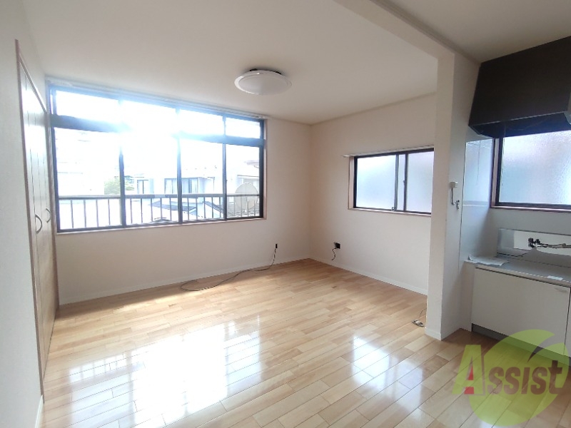 居室・リビング　広くきれいなリビングは明るい光も良く差します。