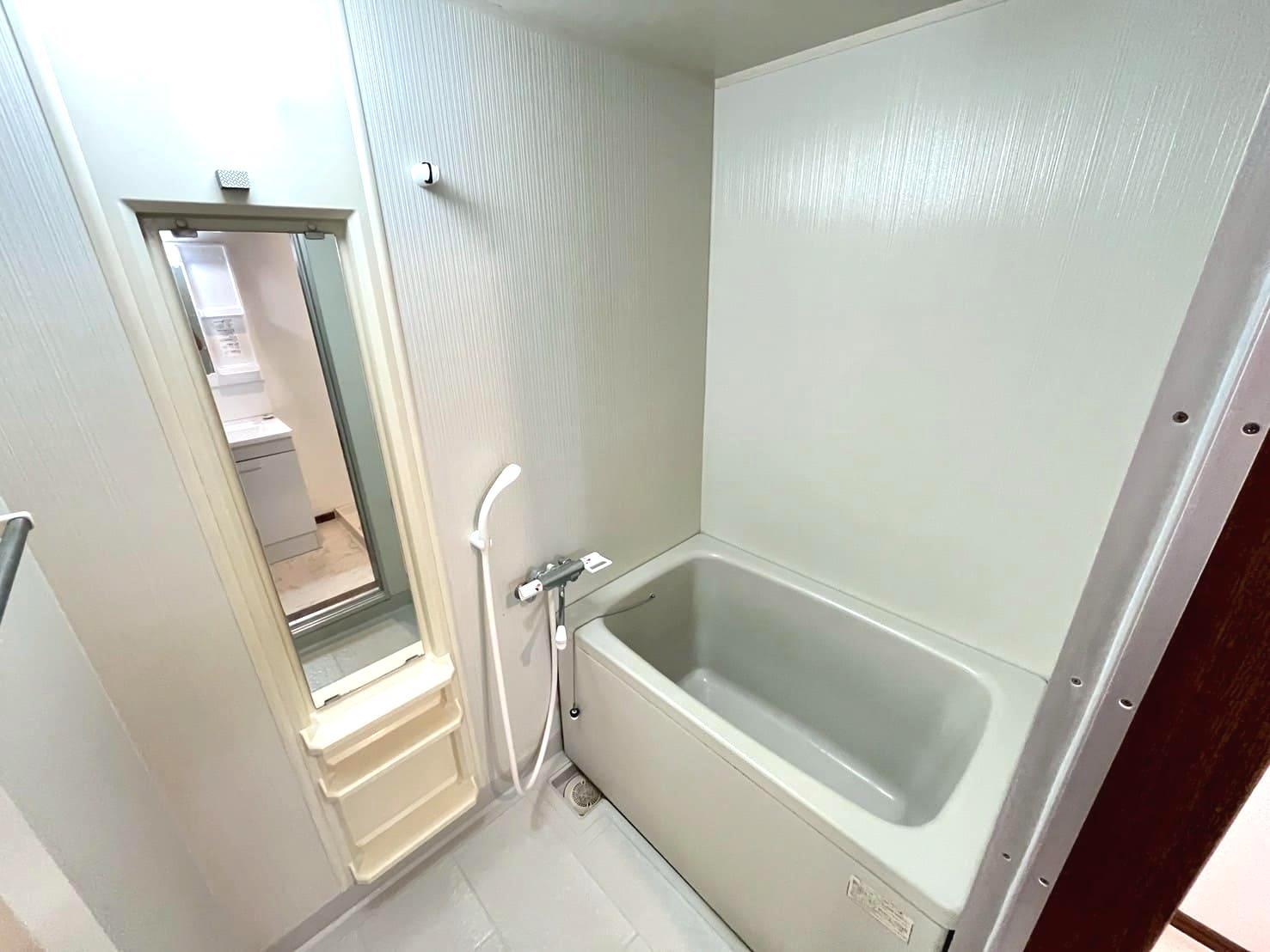 バス・シャワールーム　バスルーム　鏡もあります