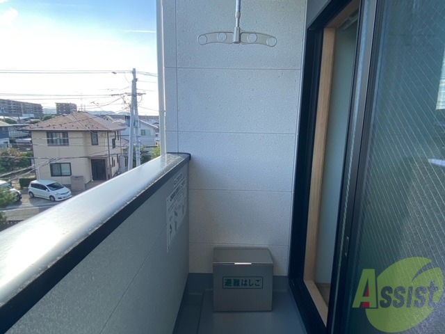 バルコニー　バルコニーは南向きでお洗濯もはかどりそうですね