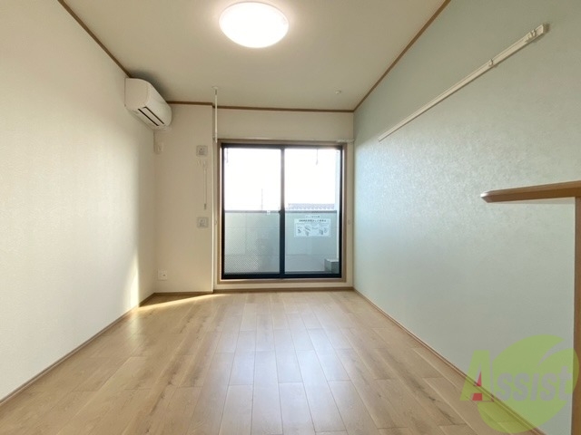 居室・リビング　アクセントクロスが素敵な南向きのお部屋です