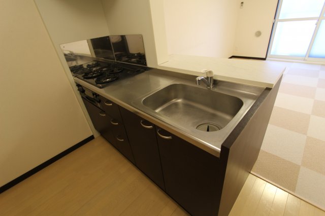 キッチン　同タイプ参考写真です。※１階のみフローリングとなります