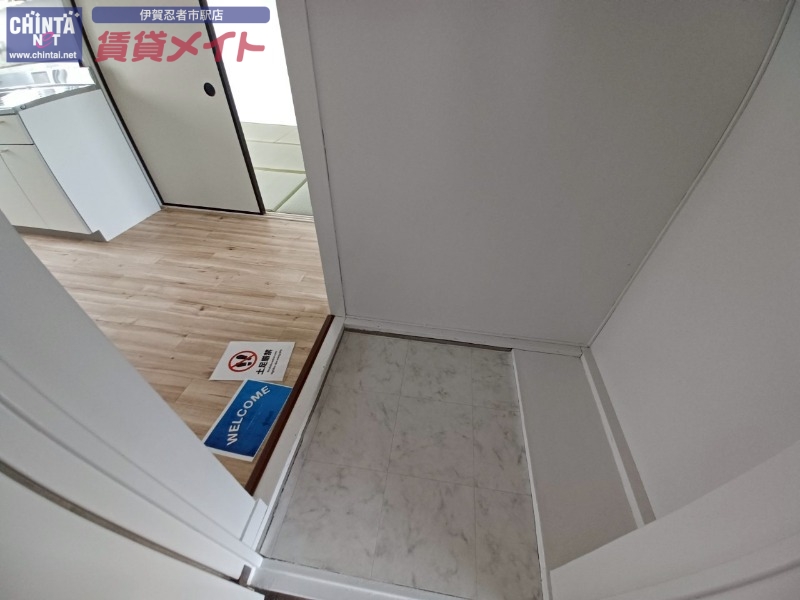 玄関　別部屋参考写真となります。