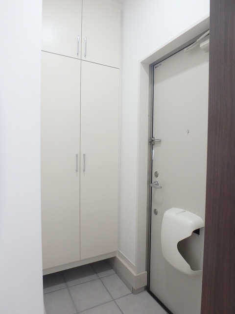 玄関　玄関横にシューズボックスがついているので、片付いた玄関がキー