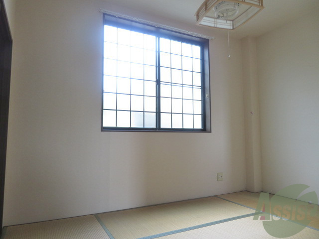 その他部屋・スペース　こちらは６帖の和室です。窓があり朝の目覚めが良さそう。