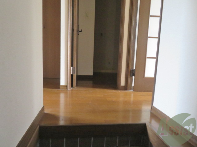 玄関　外から玄関を撮影してみました。明るい印象で気分も上がりそう。