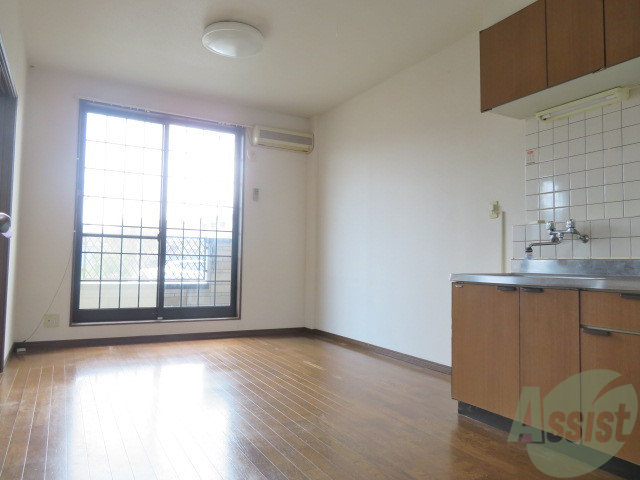 居室・リビング　リビングはこちらです。陽が入って明るい印象ですね。