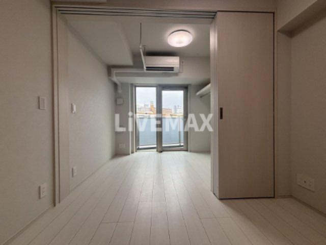 居室・リビング　別号室につきフローリングが異なります。