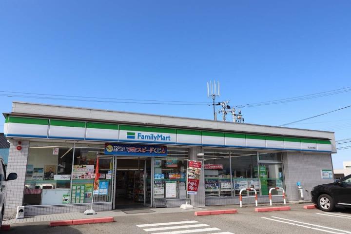 コンビニ　ファミリーマート（コンビニ）まで626m