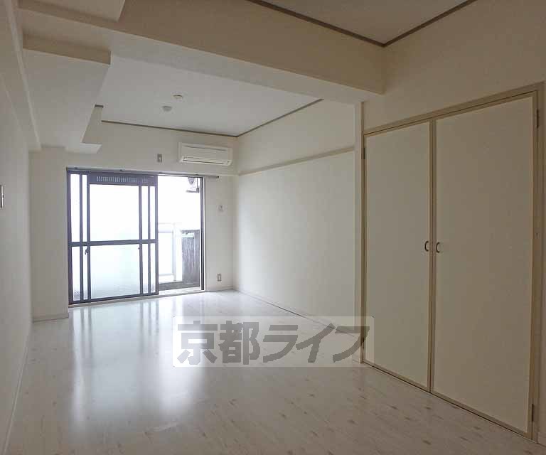 居室・リビング　白を基調とした１０．８帖の広々とした居室です。