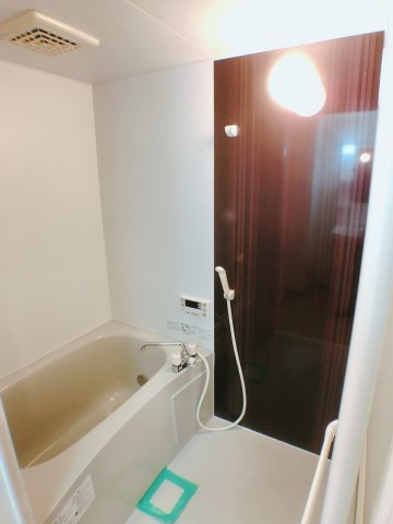 バス・シャワールーム　カラーパネル仕様のオシャレな追い炊き機能付きオートバス