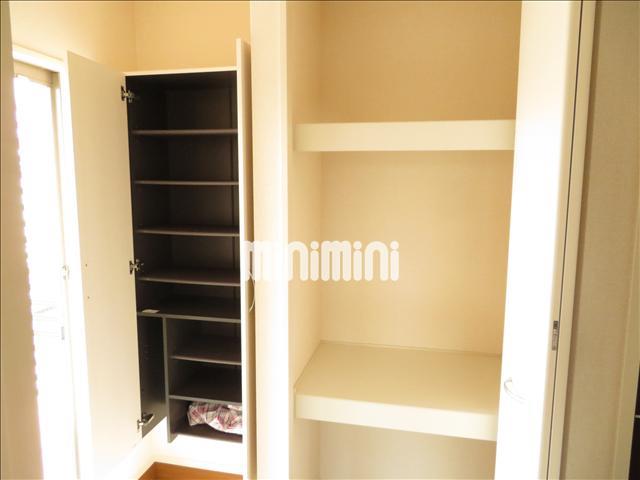 玄関　下駄箱付きの玄関。