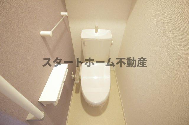 トイレ　落ち着いた色調のトイレです