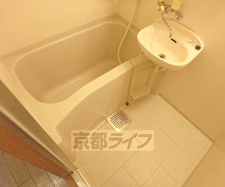 バス・シャワールーム　ゆったり浸かれるお風呂です。