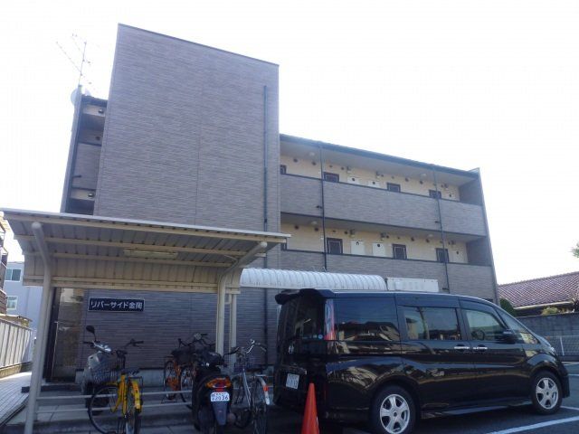 建物外観　鉄骨造の３階建のスマートな建物です。