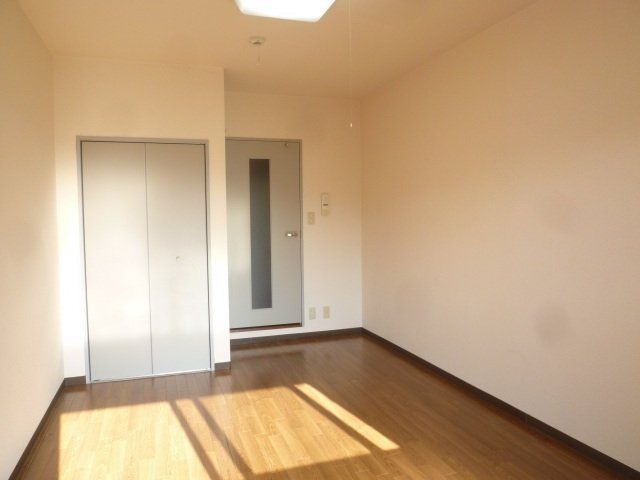 居室・リビング　広めの洋室6.9帖です。