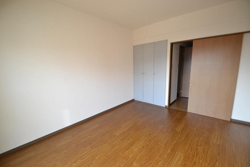 居室・リビング　天井も高くてキレイなお部屋