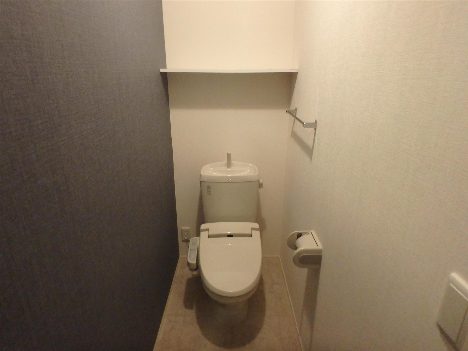 トイレ　オシャレなクロスで落ち着くトイレです。