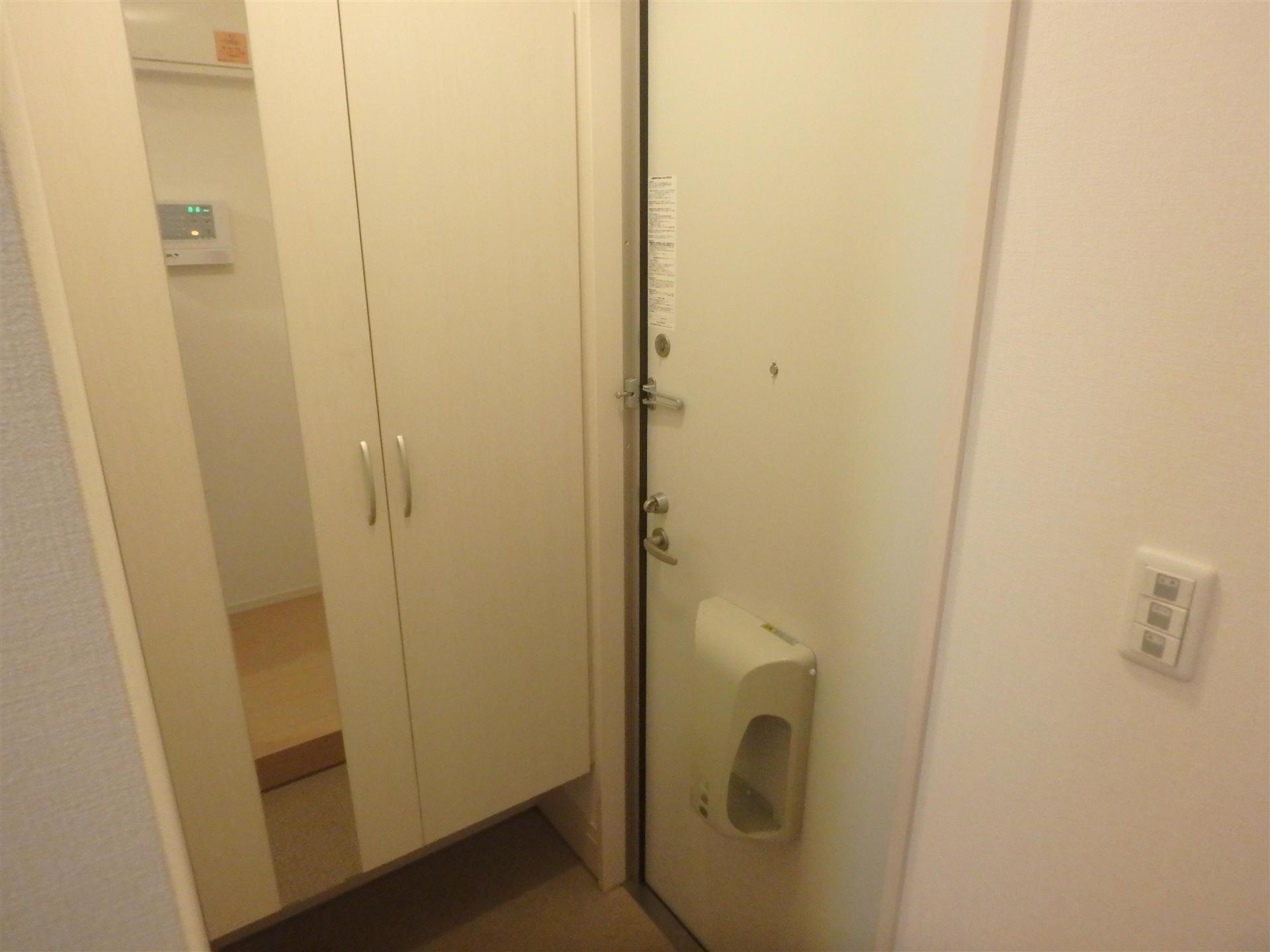 玄関　高さのある靴箱付。全身鏡付です。