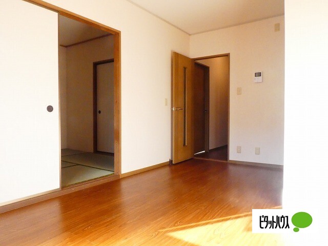 居室・リビング　同物件別室写真