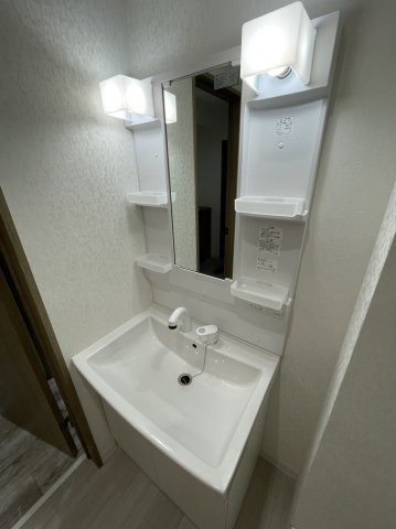 洗面設備　大きくて使いやすい独立洗面台です。