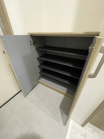 収納　広めのシューズボックスで沢山靴も収納できます。