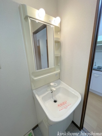 洗面設備　写真は別のお部屋です。