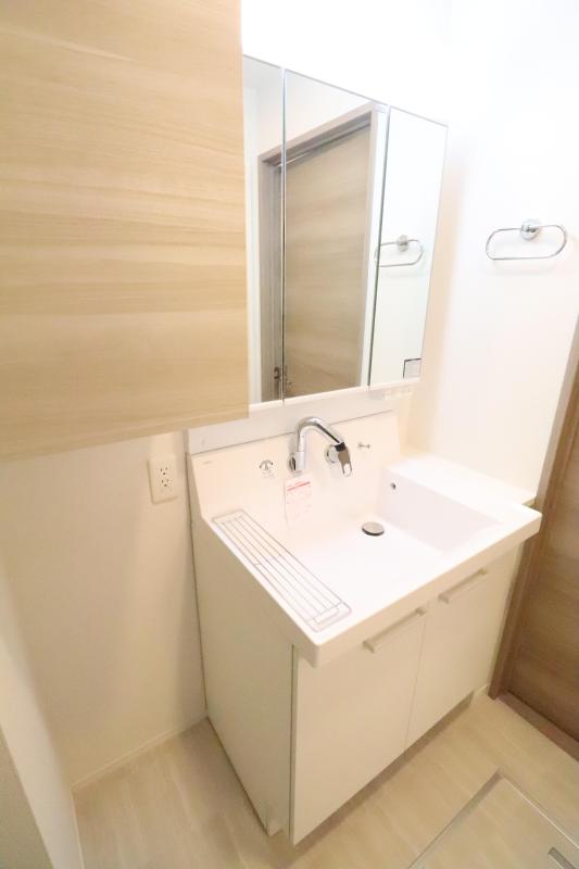 洗面設備　2　　三面鏡のシャワー付き洗面台