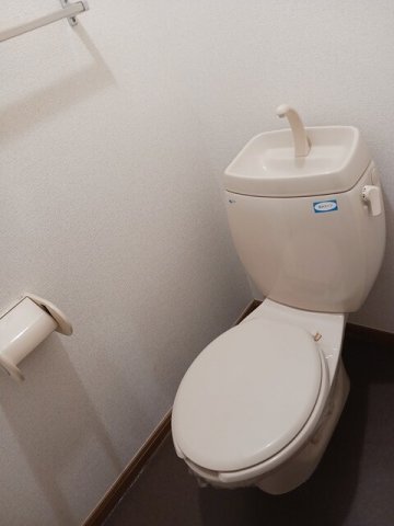 トイレ　落ち着いた色調のトイレです