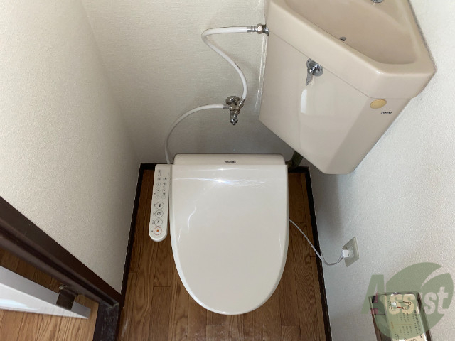 トイレ　ウォシュレット機能がついたトイレです。安心して使用できますね