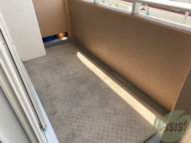 バルコニー　バルコニーは幅があり、広い印象を受けました。