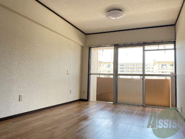 居室・リビング　９帖のＬＤＫ。引き戸を開けると解放感があります。