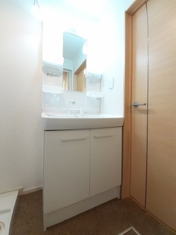 洗面設備　ゆったりとスペースのある洗面所