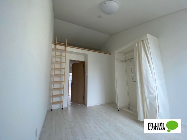 居室・リビング　同物件別室写真