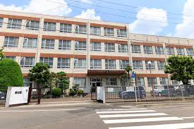 小学校　表山小学校（小学校）まで415m