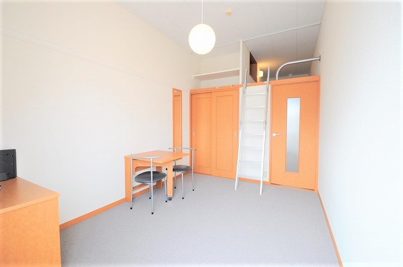 居室・リビング　人気の天井高！1Kでも窮屈に感じません。