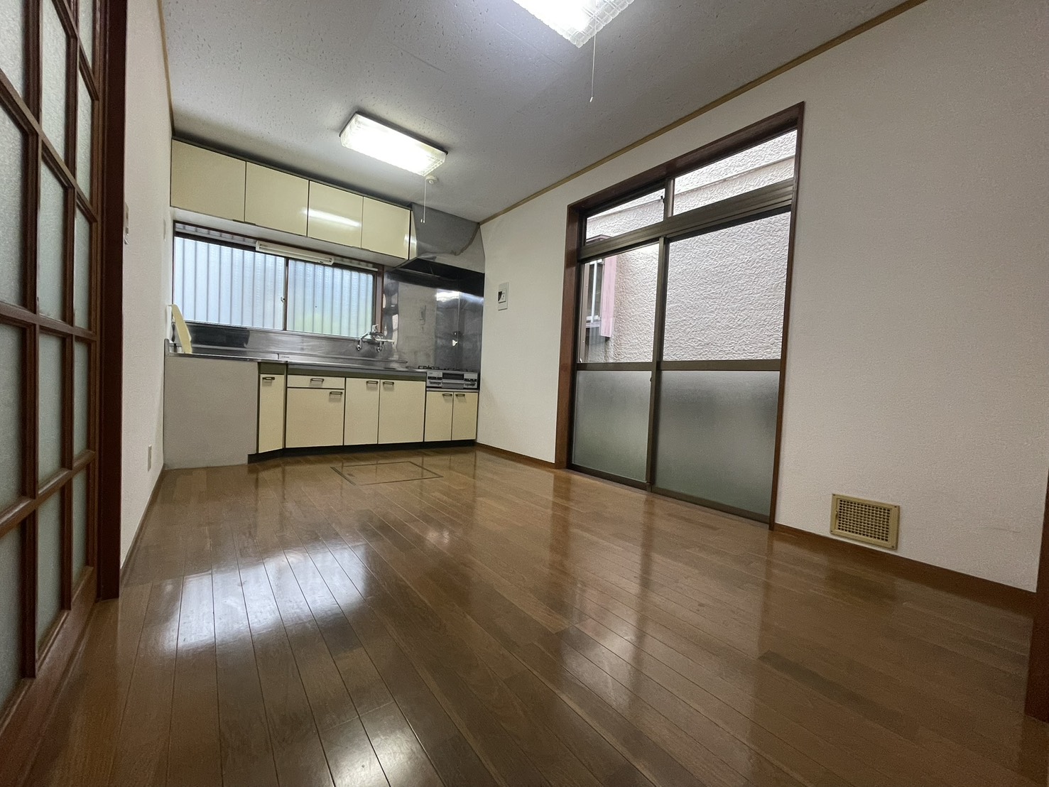 ブルーライン 中田駅 徒歩2分 2階建 築40年の居間写真